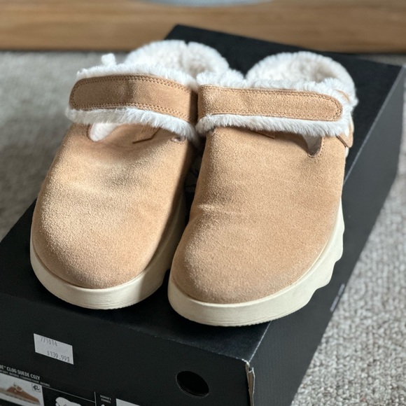 COPY - Sorel fuzzy clogs (women’s) - Picture 4 of 6